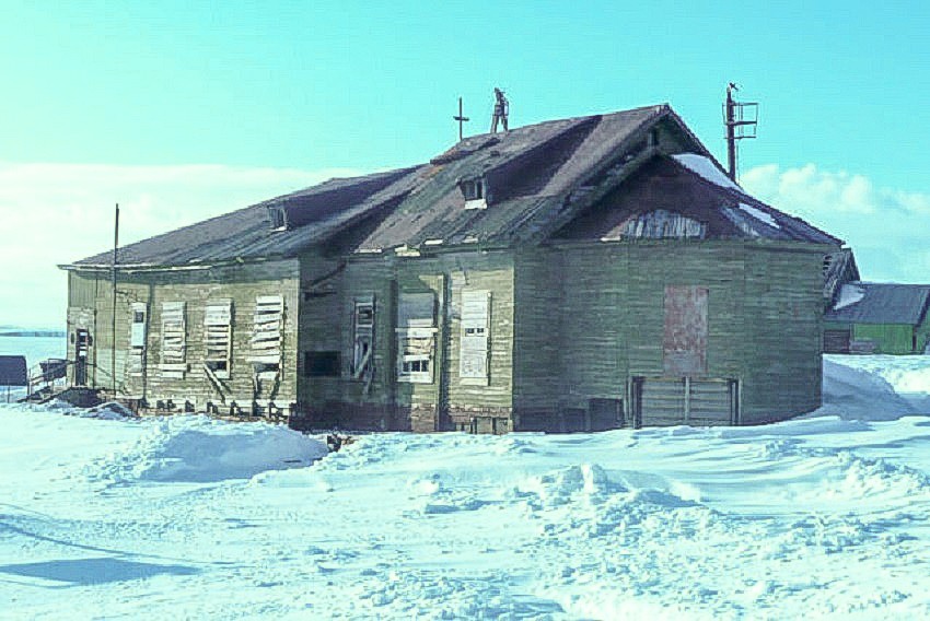 Церковь Николая Чудотворца (старая), Белушья Губа (Новая Земля, Архангельская область). архивная фотография, Фото с сайта https://img-fotki.yandex.ru/get/9155/119678512.31/0_b0d34_5b1517b6_XL.jpg
