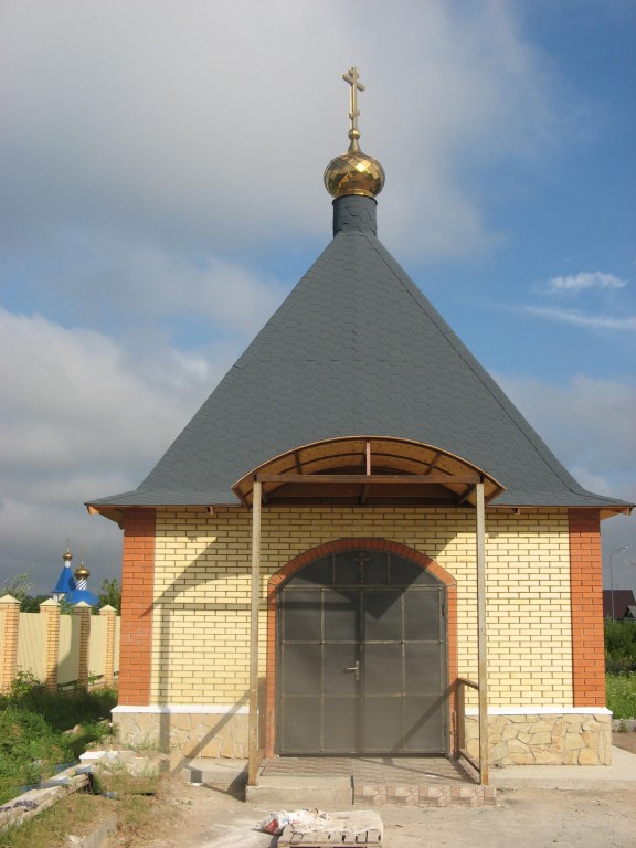 Сокуры. Часовня Успения Пресвятой Богородицы. фасады, Врата часовни, слева на заднем плане купола часовни Воздвижения Креста Господня.