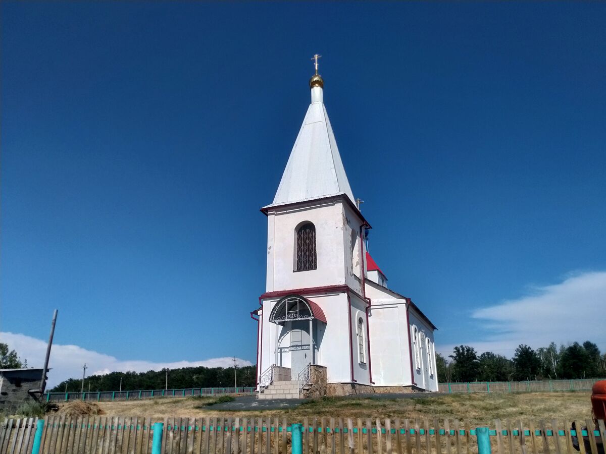 Церковь Михаила Архангела, Малая Ремизёнка (Тоцкий район, Оренбургская область). общий вид в ландшафте