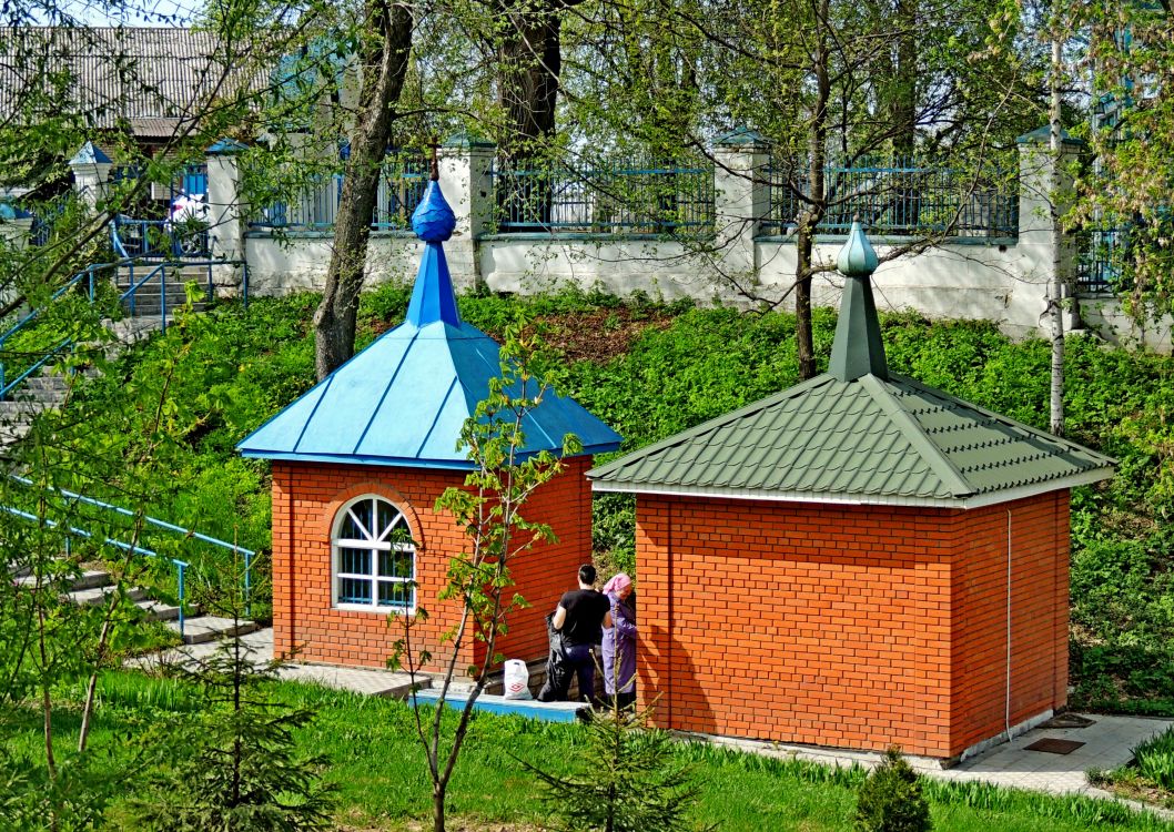 Часовня Илии Пророка, Беседы (Ленинский городской округ, Московская область). фасады, Часовня Илии Пророка и купальня у источника в Беседах. Ленинский район Московской области.