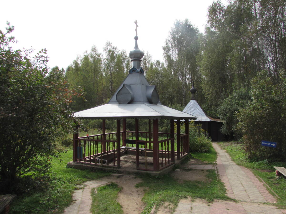 Неизвестная часовня-сень над святым источником Варвары великомученицы, Купань (Переславский район и г. Переславль-Залесский, Ярославская область). фасады