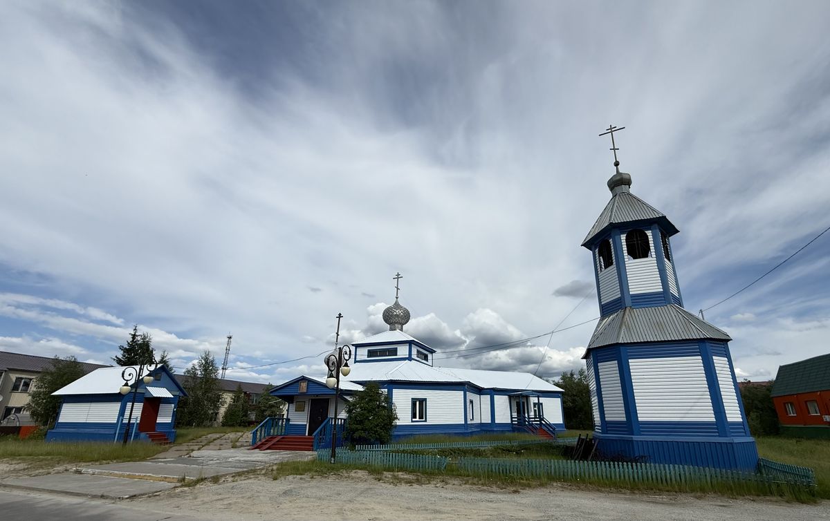 Церковь Введения во храм Пресвятой Богородицы, Уренгой (Пуровский район, Ямало-Ненецкий автономный округ). общий вид в ландшафте