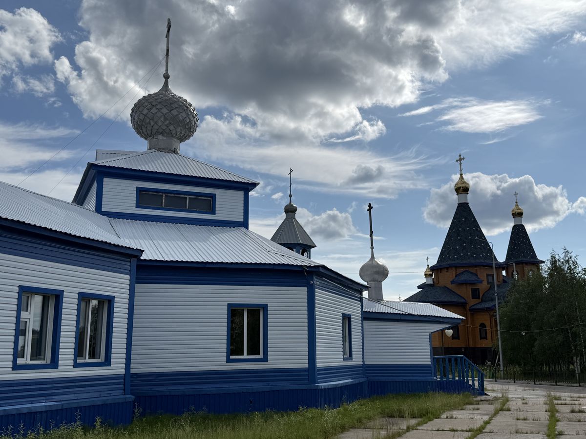 Вид с севера. Справа видна новая Введенская церковь, фасады. Церковь Введения во храм Пресвятой Богородицы, Уренгой (Пуровский район, Ямало-Ненецкий автономный округ)