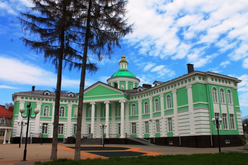 Белгород. Домовая церковь Троицы Живоначальной в здании Белгородской митрополии. фасады