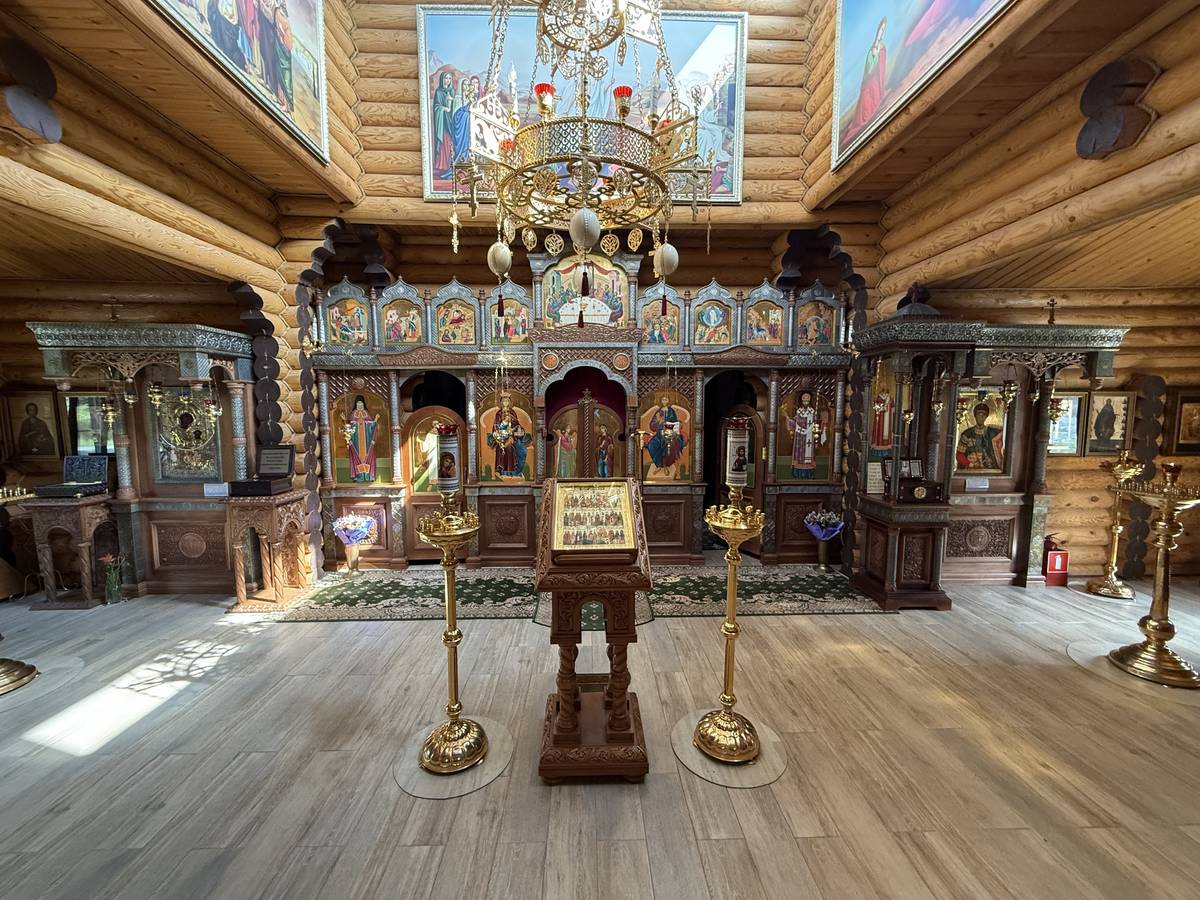 Церковь Димитрия Ростовского на архиерейском подворье, Таволожное, урочище (Ханты-Мансийский район и г. Ханты-Мансийск, Ханты-Мансийский автономный округ). интерьер и убранство, Иконостас