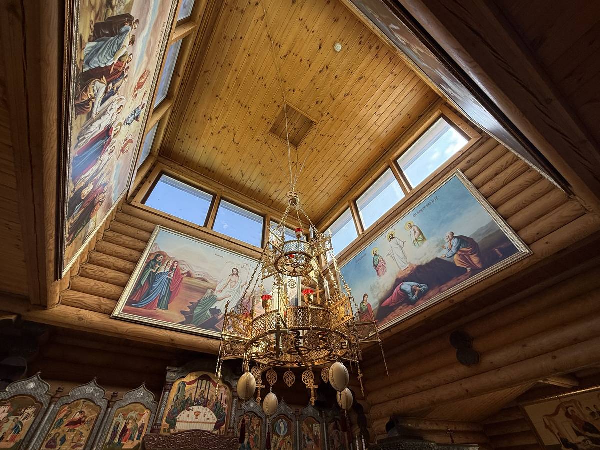 Церковь Димитрия Ростовского на архиерейском подворье, Таволожное, урочище (Ханты-Мансийский район и г. Ханты-Мансийск, Ханты-Мансийский автономный округ). интерьер и убранство, Подкупольное пространство