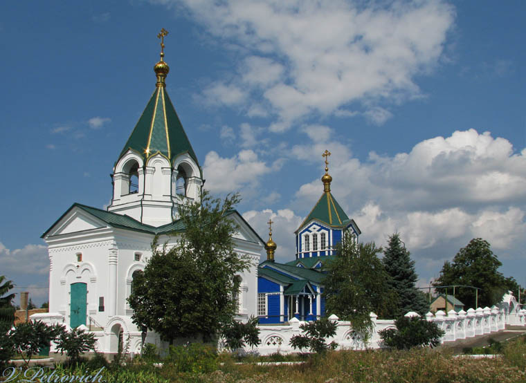 Храмовый комплекс. Церкви Николая Чудотворца и Иоанна Предтечи, Бахмут (Бахмутский район, Украина, Донецкая область). общий вид в ландшафте, Слева храм - колокольня Иоанна Предтечи