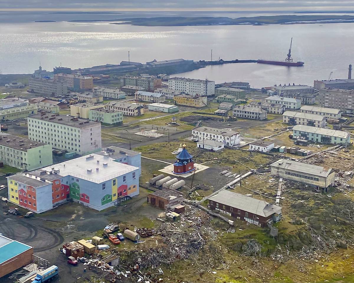 Церковь в поселке, вид с СВ, общий вид в ландшафте. Церковь Николая Чудотворца, Диксон (Таймырский Долгано-Ненецкий район, Красноярский край)