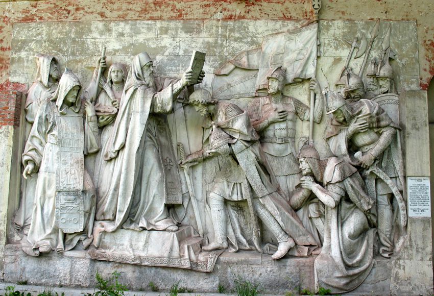 Соборный Храм Христа Спасителя (старый), Хамовники (Центральный административный округ (ЦАО), г. Москва). дополнительная информация, Горельев с храма, посещение Дмитрием Донским Сергия Радонежского перед походом против татар 1380 год, скульптор А.В.Логановский 1847-49 г.г., мрамор. Находится в Донском монастыре