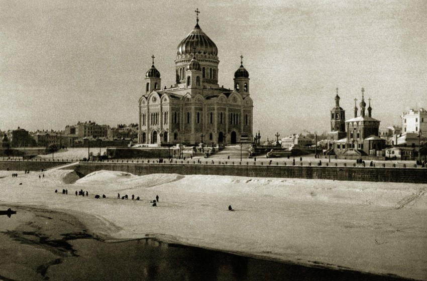 Хамовники. Соборный Храм Христа Спасителя (старый). архивная фотография, Справа церковь Похвалы Пресвятой Богородицы, что в Башмакове и церковь Николая Чудотворца, что в Башмачках