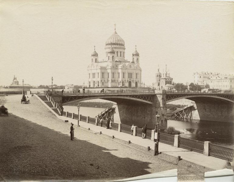 Вид на собор с Софийской набережной. 1880-е гг., общий вид в ландшафте. Соборный Храм Христа Спасителя (старый), Хамовники (Центральный административный округ (ЦАО), г. Москва)