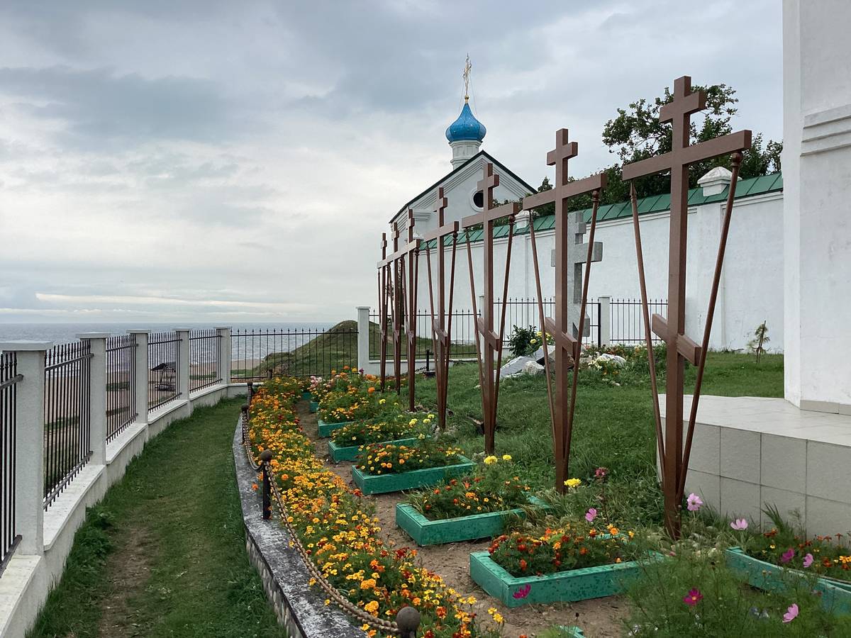 Часовня на заднем плане, на переднем — могилы послов, дополнительная информация. Посольский Спасо-Преображенский монастырь. Часовня Григория Двоеслова, Посольское (Кабанский район, Республика Бурятия)