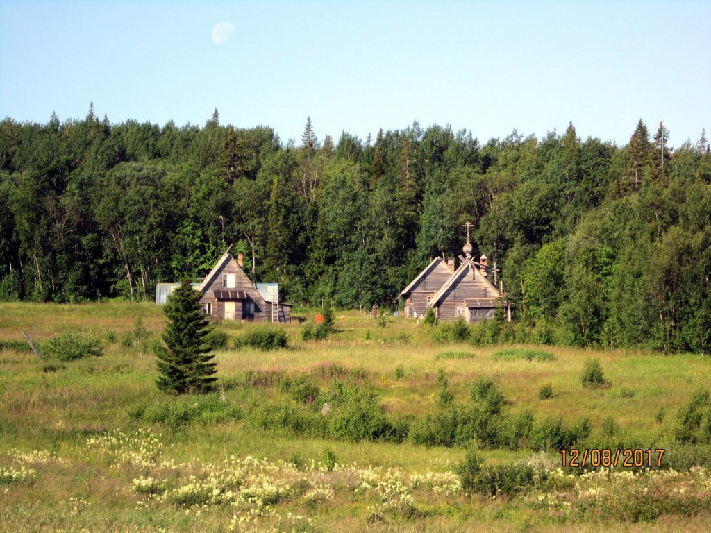 Анзерский, остров. Спасо-Преображенский Соловецкий монастырь. Троицкий скит. Часовня Сергия Радонежского. общий вид в ландшафте, Часовня прп. Сергия Радонежского и братские кельи.