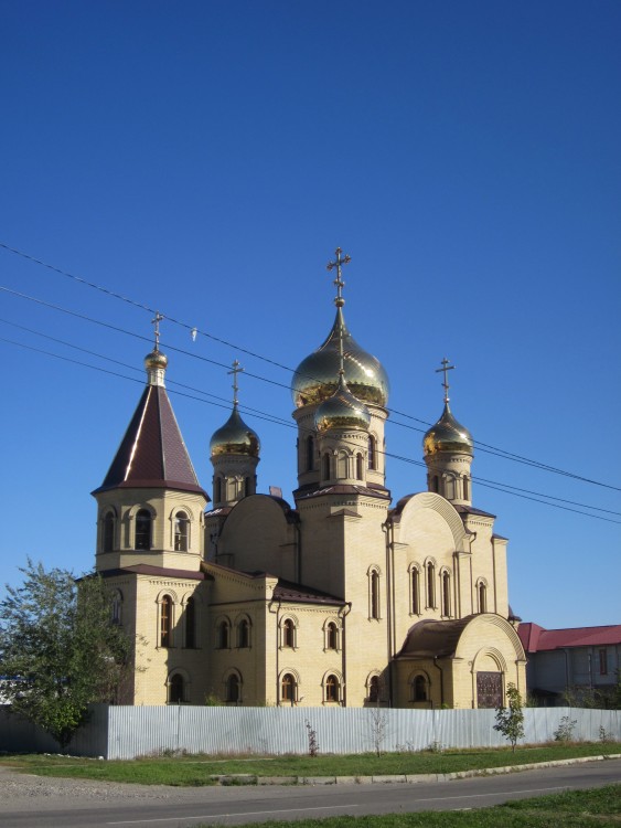 Невинномысск. Церковь Серафима Саровского. общий вид в ландшафте