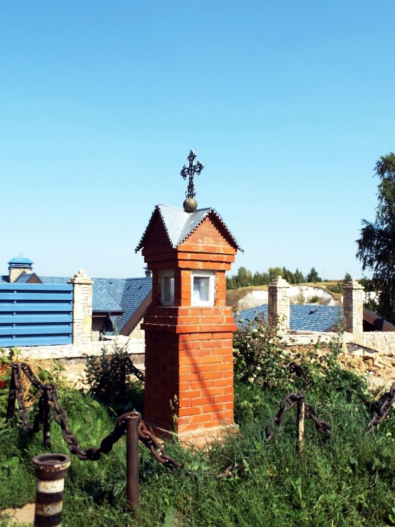 Часовня-столб, Печищи (Верхнеуслонский район, Республика Татарстан). фасады, Столб установлен в тупике улицы 1 Мая