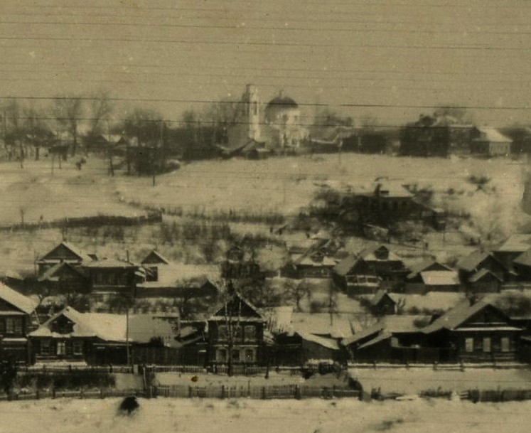 Церковь Троицы Живоначальной (Екатерининская), Ржев (Ржевский район и г. Ржев, Тверская область). архивная фотография, Вид на храм с холма. Фото 1941 г. с аукциона e-bay.de