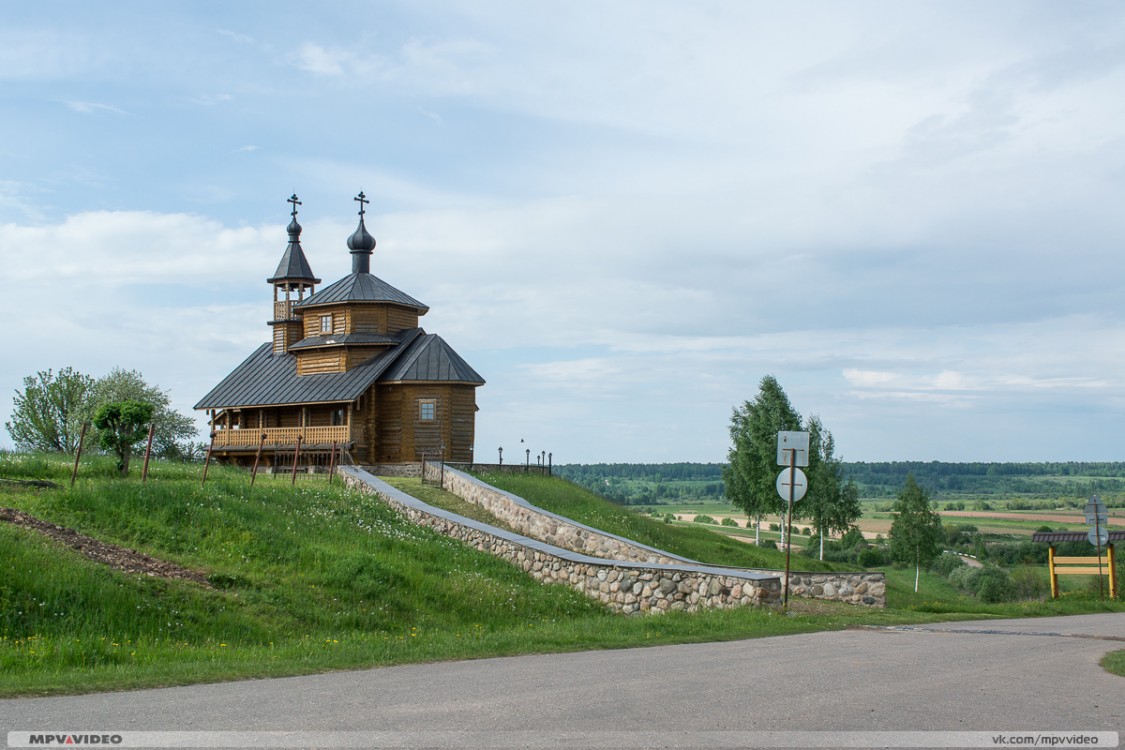 Большие Светицы. Церковь Флора и Лавра. общий вид в ландшафте