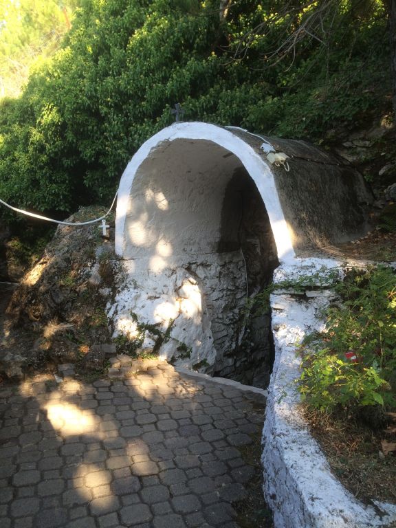 Монастырь Пантелеимона Целителя, Тасос, остров (Восточная Македония и Фракия, Греция). дополнительная информация, Рядом с храмом находится пещерная часовня с источником св. Пантелеимона