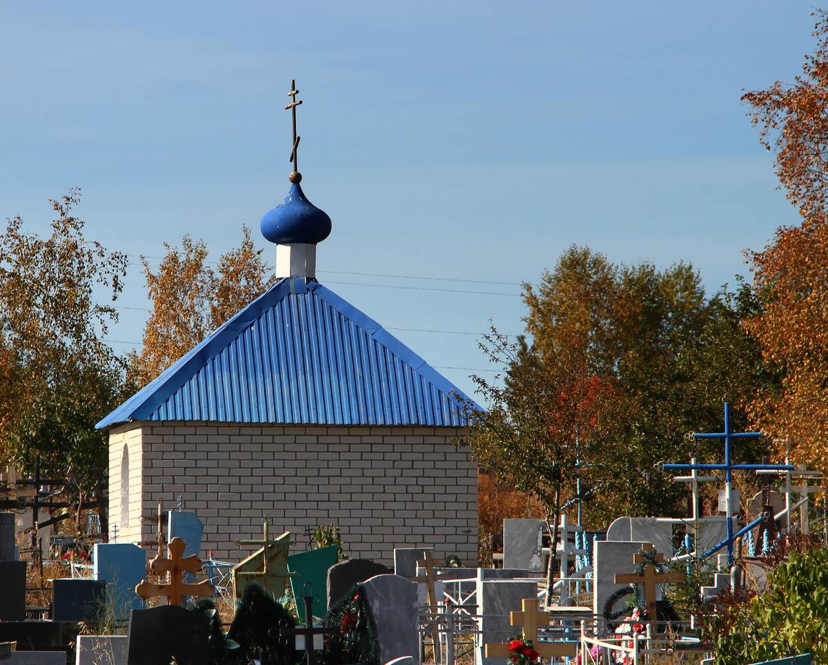 Часовня-усыпальница Ивановых на Рудницком кладбище в Поповке, Кашпир (Сызрань, город, Самарская область). общий вид в ландшафте, Склеп семьи Ивановых.