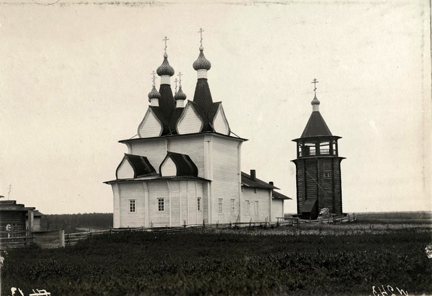 Пиринемь. Церковь Георгия Победоносца. архивная фотография, Георгиевская церковь (1717 год) с колокольней (1750 год) в селе Пиримень на Пинеге. Пинежский уезд, Архангельский округ. Фото Ухтомского А.А. Рыбинский музей-заповедник