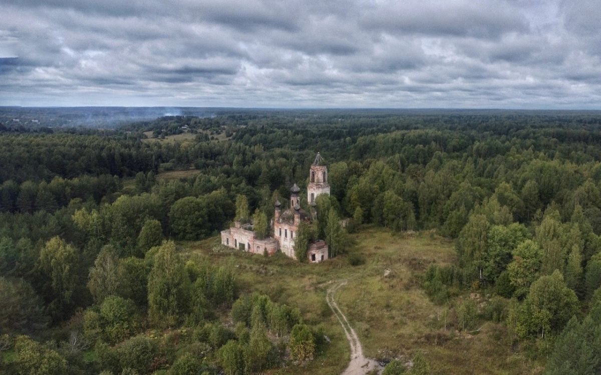 Церковь Успения Пресвятой Богородицы, Арсеньева Слобода, урочище (Антроповский район, Костромская область). общий вид в ландшафте