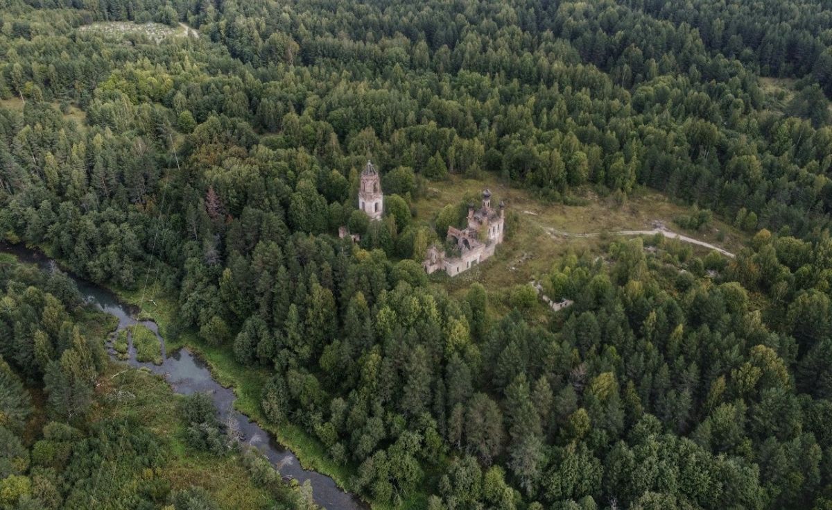 Арсеньева Слобода, урочище. Церковь Успения Пресвятой Богородицы. общий вид в ландшафте