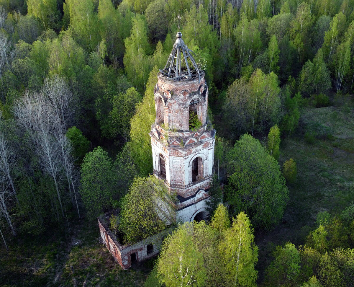 Церковь Успения Пресвятой Богородицы, Арсеньева Слобода, урочище (Антроповский район, Костромская область). общий вид в ландшафте, Колокольня