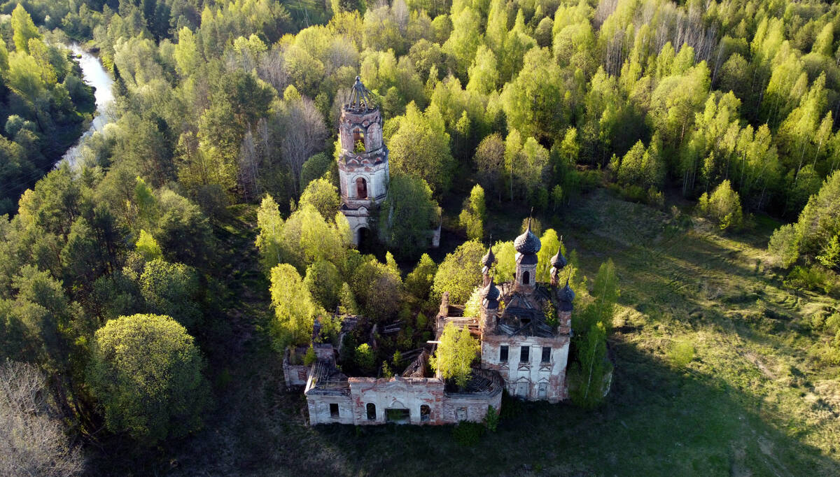 Церковь Успения Пресвятой Богородицы, Арсеньева Слобода, урочище (Антроповский район, Костромская область). общий вид в ландшафте