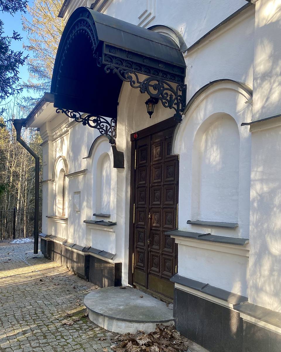 Паперть, архитектурные детали. Мариинский Вохоновский женский монастырь. Собор Марии Магдалины, Вохоново (Гатчинский район, Ленинградская область)