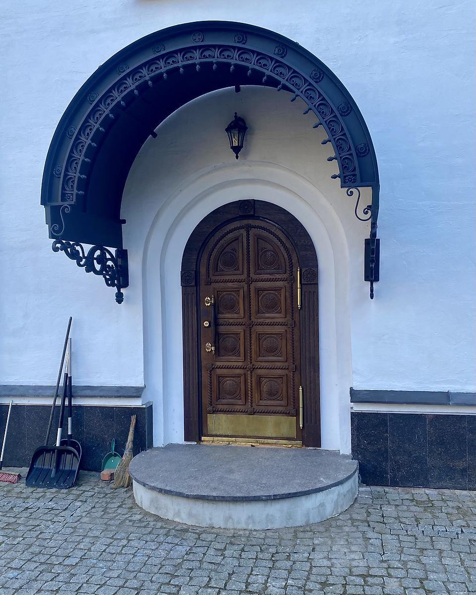 Вход с северного фасада, архитектурные детали. Мариинский Вохоновский женский монастырь. Собор Марии Магдалины, Вохоново (Гатчинский район, Ленинградская область)