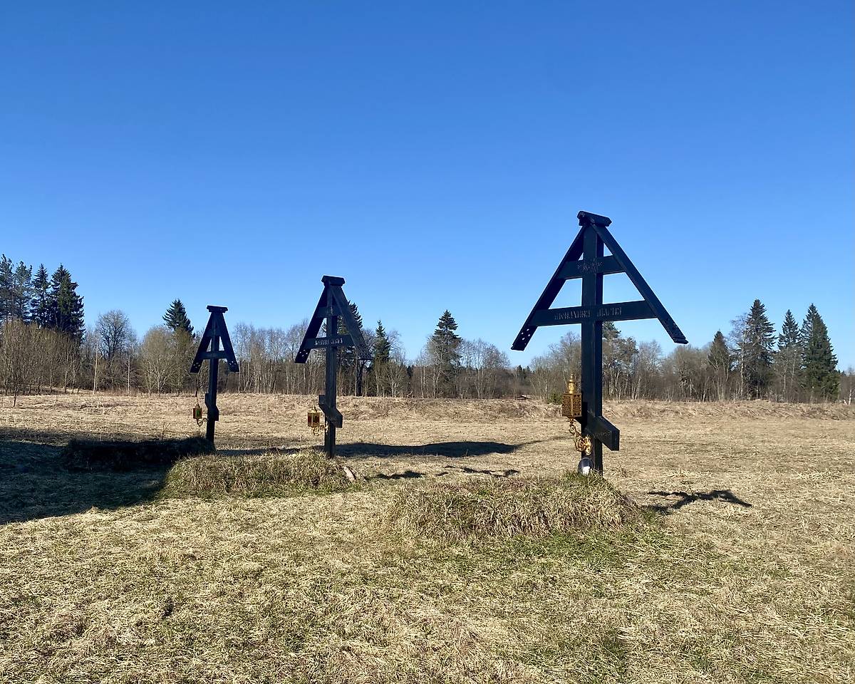 Монастырское кладбище за алтарем Успенского храма, дополнительная информация. Мариинский Вохоновский женский монастырь, Вохоново (Гатчинский район, Ленинградская область)