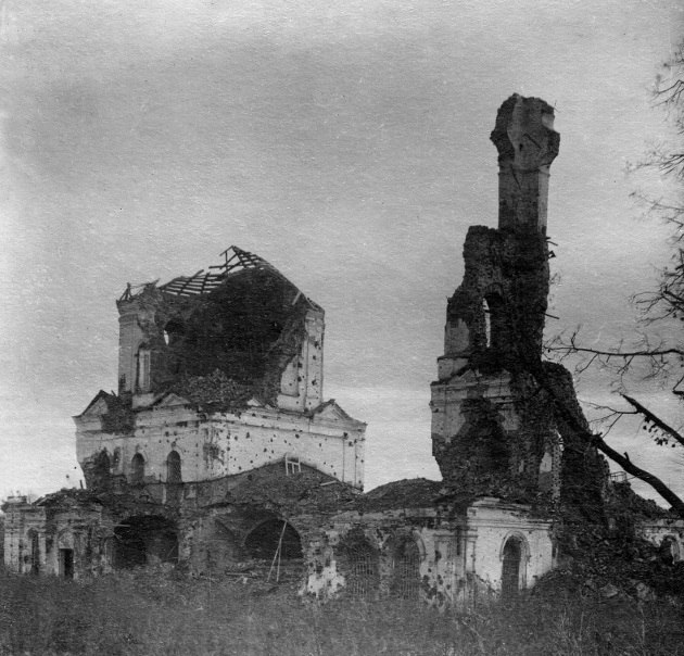 Церковь Покрова Пресвятой Богородицы на Князь-Фёдоровской стороне, Ржев (Ржевский район и г. Ржев, Тверская область). архивная фотография, Руины храма. Фото 1945 г. из архива Георгия Ходакова