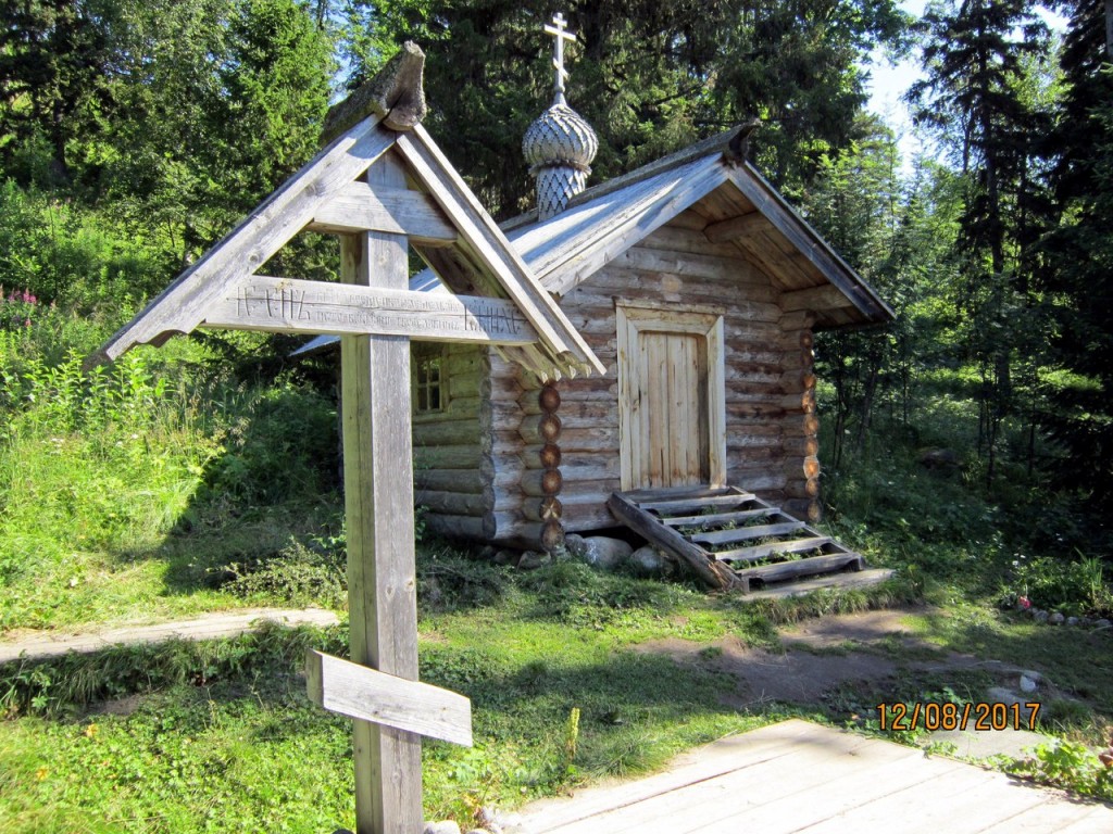 Анзерский, остров. Спасо-Преображенский Соловецкий монастырь. Голгофо-Распятский скит. Часовня Петра (Зверева), архиепископа Воронежского. фасады, Часовня священномученика Петра (Зверева), архиепископа Воронежского и Задонского и поклонный крест.