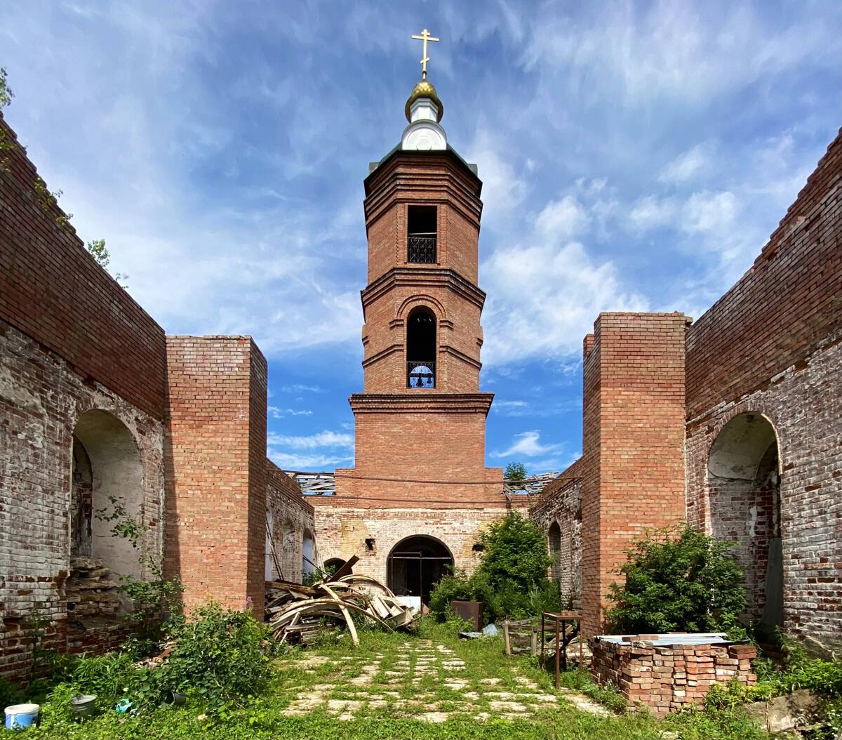 Церковь Воскресения Словущего, Воскресенское (Мелеузовский район, Республика Башкортостан). интерьер и убранство, Продольный вид на колокольню