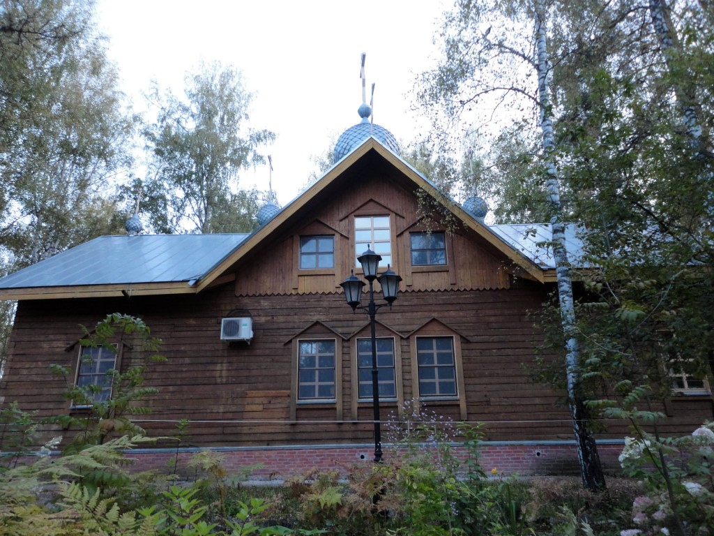 Церковь Всех Святых, в земле Российской просиявших, Новосибирск (Новосибирск, город, Новосибирская область). фасады, Вид с заднего двора храма.