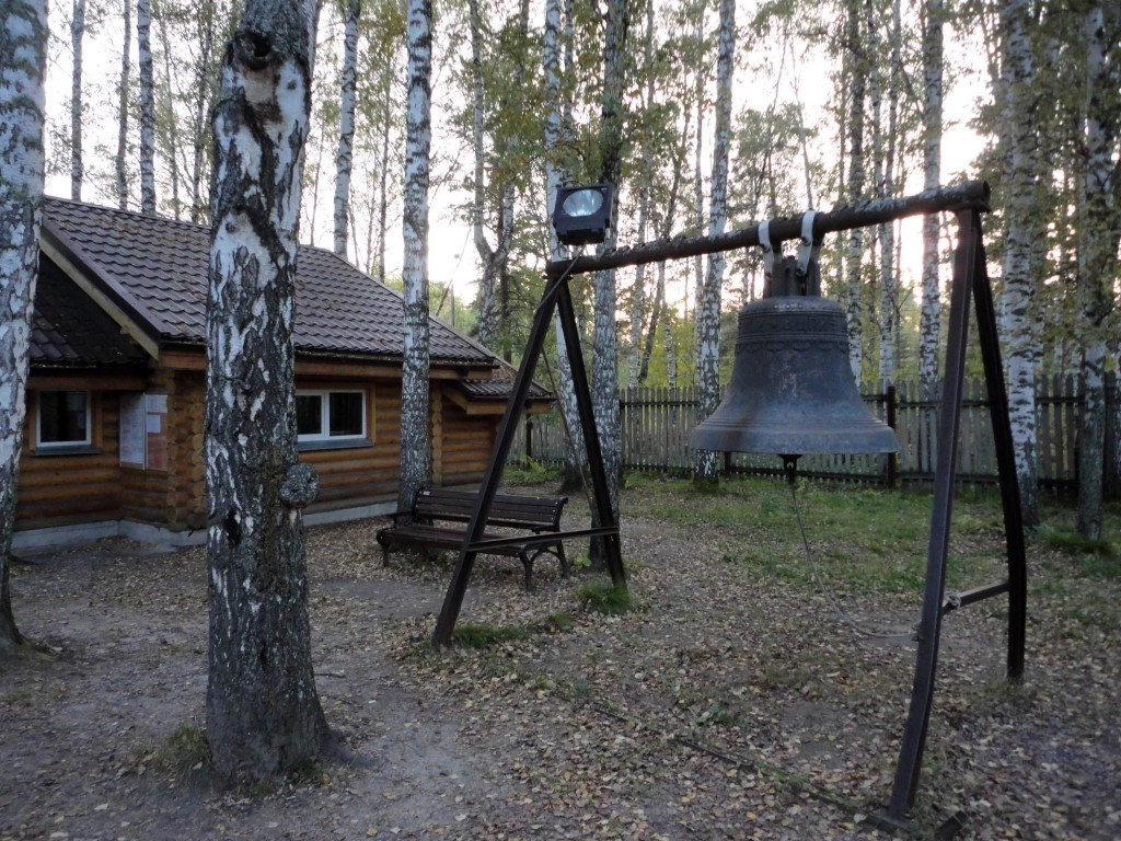 Церковь Всех Святых, в земле Российской просиявших, Новосибирск (Новосибирск, город, Новосибирская область). дополнительная информация, Звонница и большой колокол храма. На дальнем плане хозяйственный корпус храма