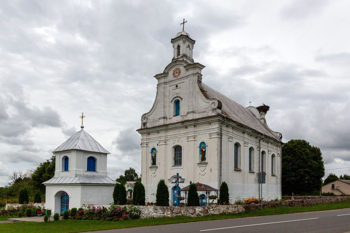 Церковь Успения Пресвятой Богородицы, Бусяжь (Ивацевичский район, Беларусь, Брестская область). общий вид в ландшафте