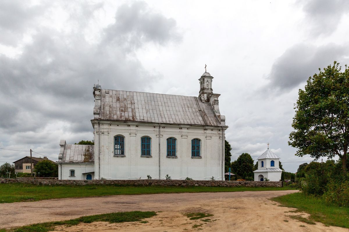 Церковь Успения Пресвятой Богородицы, Бусяжь (Ивацевичский район, Беларусь, Брестская область). общий вид в ландшафте
