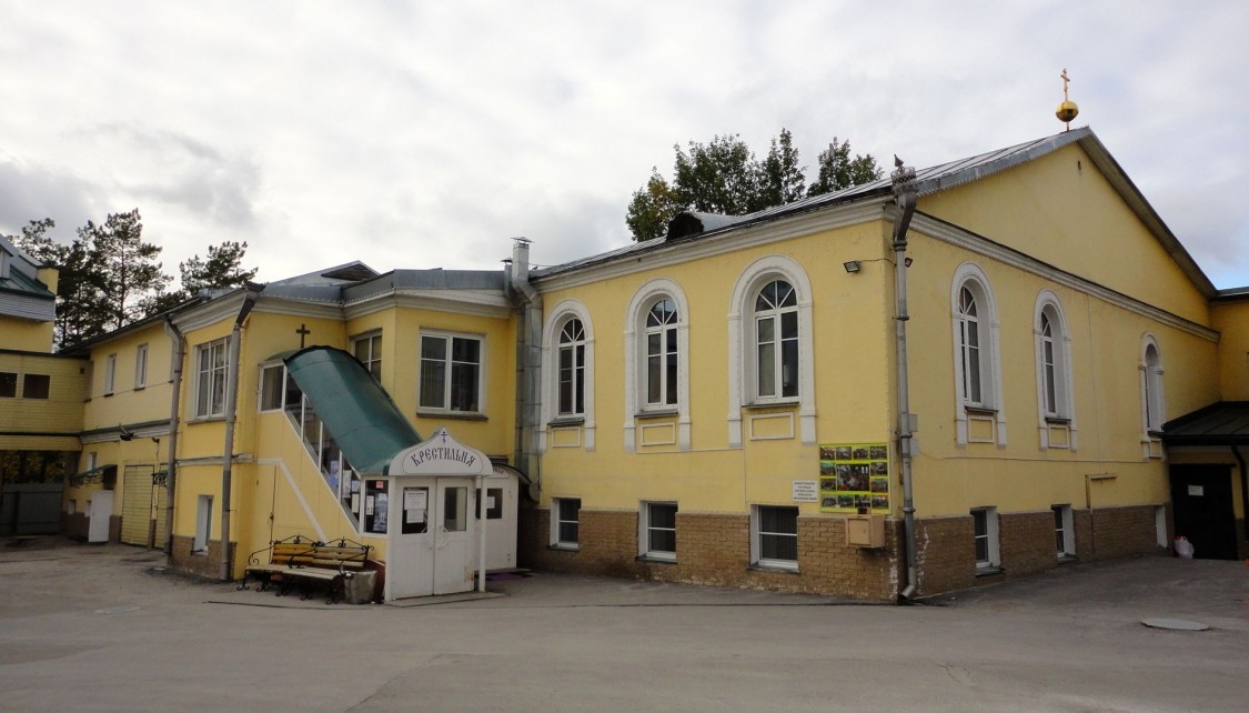 Крестильная церковь Богоявления Господня, Новосибирск (Новосибирск, город, Новосибирская область). фасады, Юго-восточная сторона крестильной церкви, вид со двора, от главного входа в Вознесенский собор