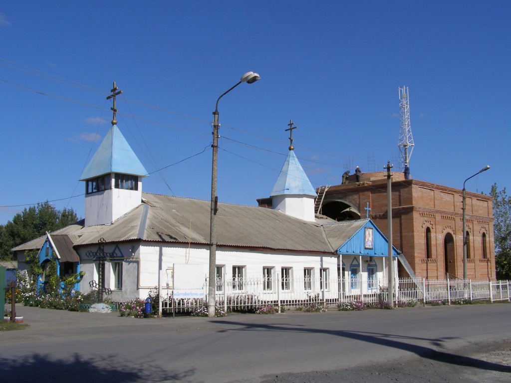 Зверево. Церковь Николая Чудотворца. фасады, Вид с юго-запада. Слева-молельный дом, справа-строящаяся церковь.