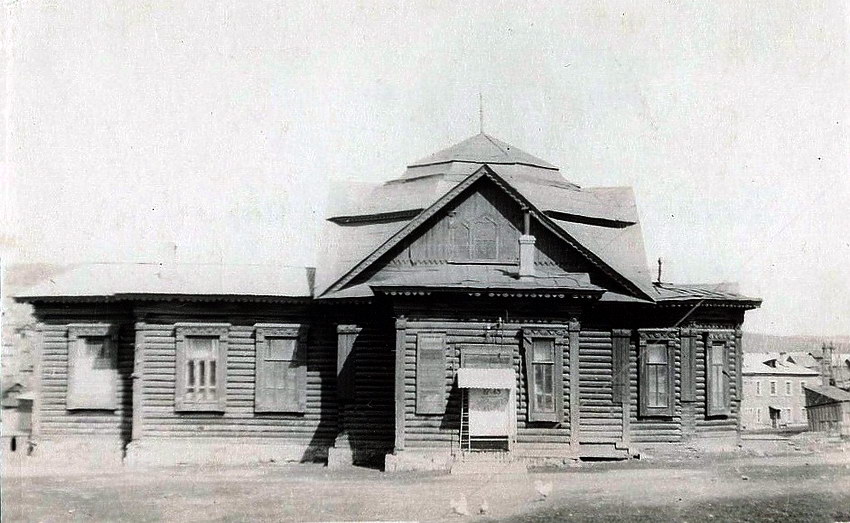 Бакал. Церковь Николая Чудотворца. архивная фотография, Храм в советское время был кинотеатром. Фото с сайта Крестовоздвиженского храма г. Бакал.