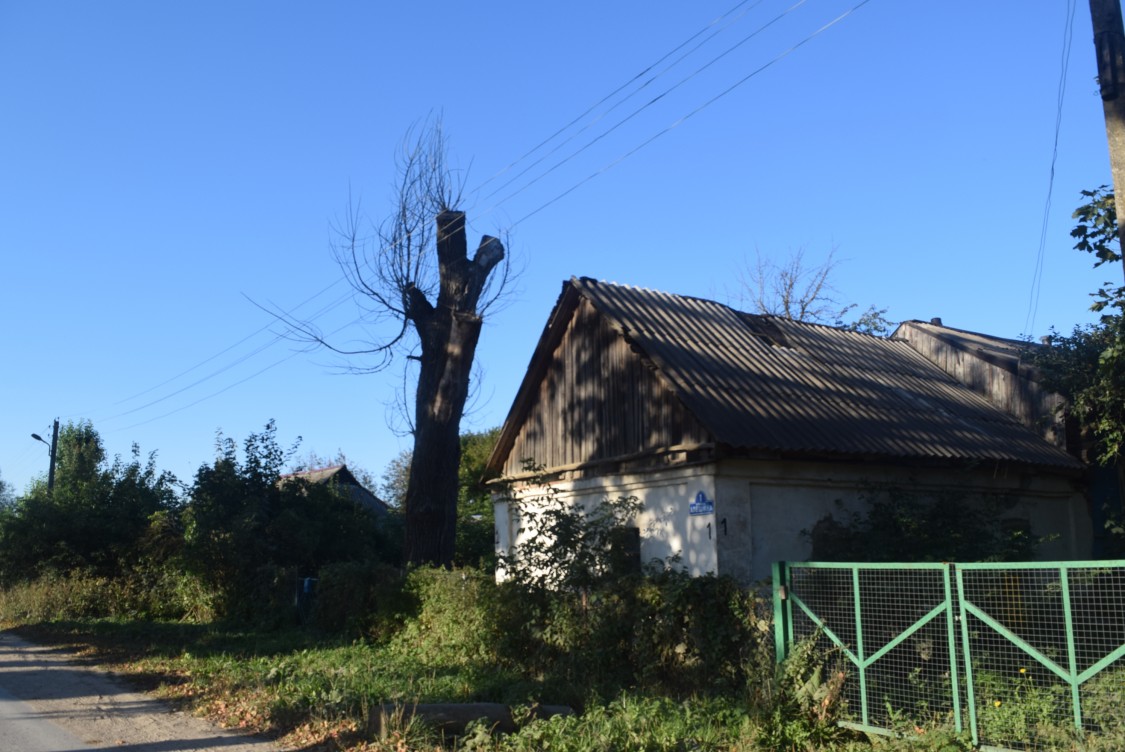 Церковь Рождества Пресвятой Богородицы, Попелево (Козельский район, Калужская область). фасады, Место старого Рождественского храма в Попелево, занятое жилым домом