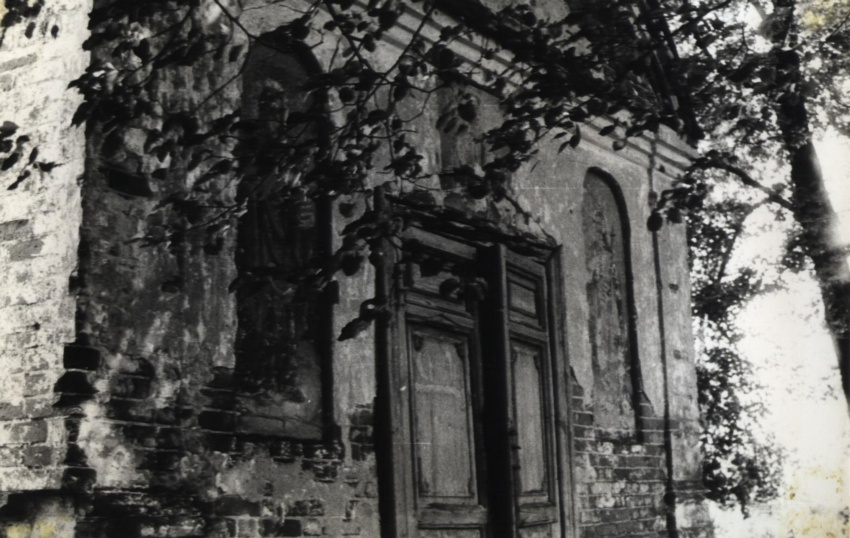 Благовещенская Гора. Церковь Благовещения Пресвятой Богородицы. архивная фотография, Был и храм, и двери оставались. 