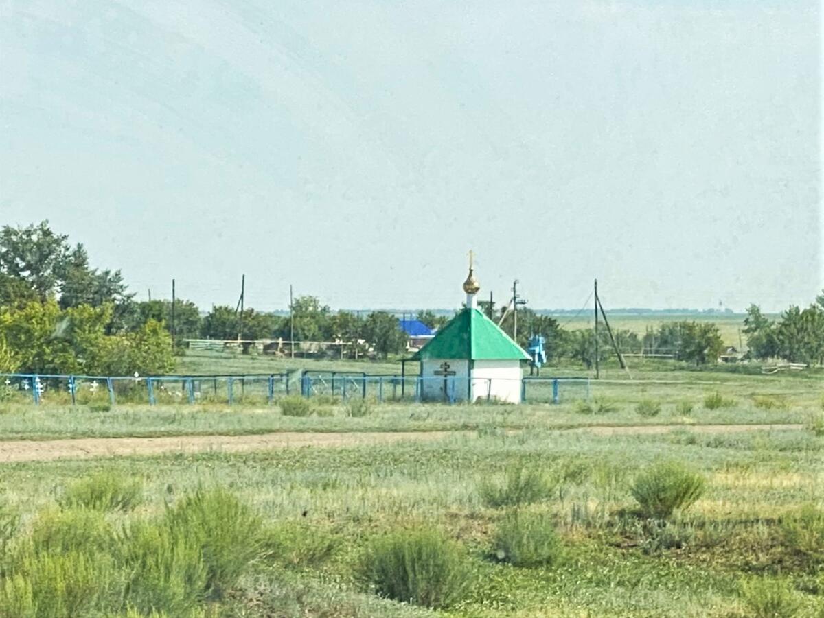 Часовня Александра Невского, Александровка (Варненский район, Челябинская область). общий вид в ландшафте, Вид с дороги Варна-Николаевка