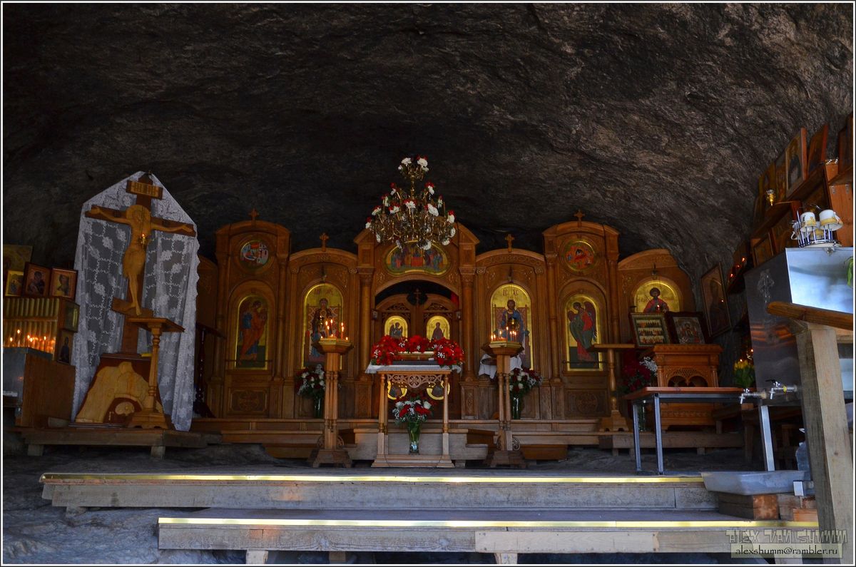 Мужской монастырь Феодора Стратилата, Большое Садовое (Бахчисарайский район, Республика Крым). интерьер и убранство