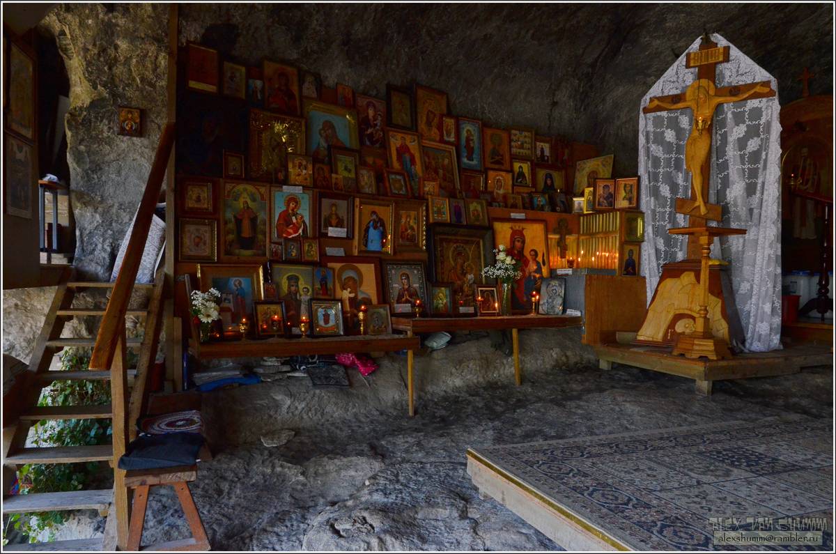 Мужской монастырь Феодора Стратилата, Большое Садовое (Бахчисарайский район, Республика Крым). интерьер и убранство