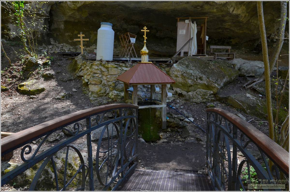 Мужской монастырь Феодора Стратилата, Большое Садовое (Бахчисарайский район, Республика Крым). общий вид в ландшафте