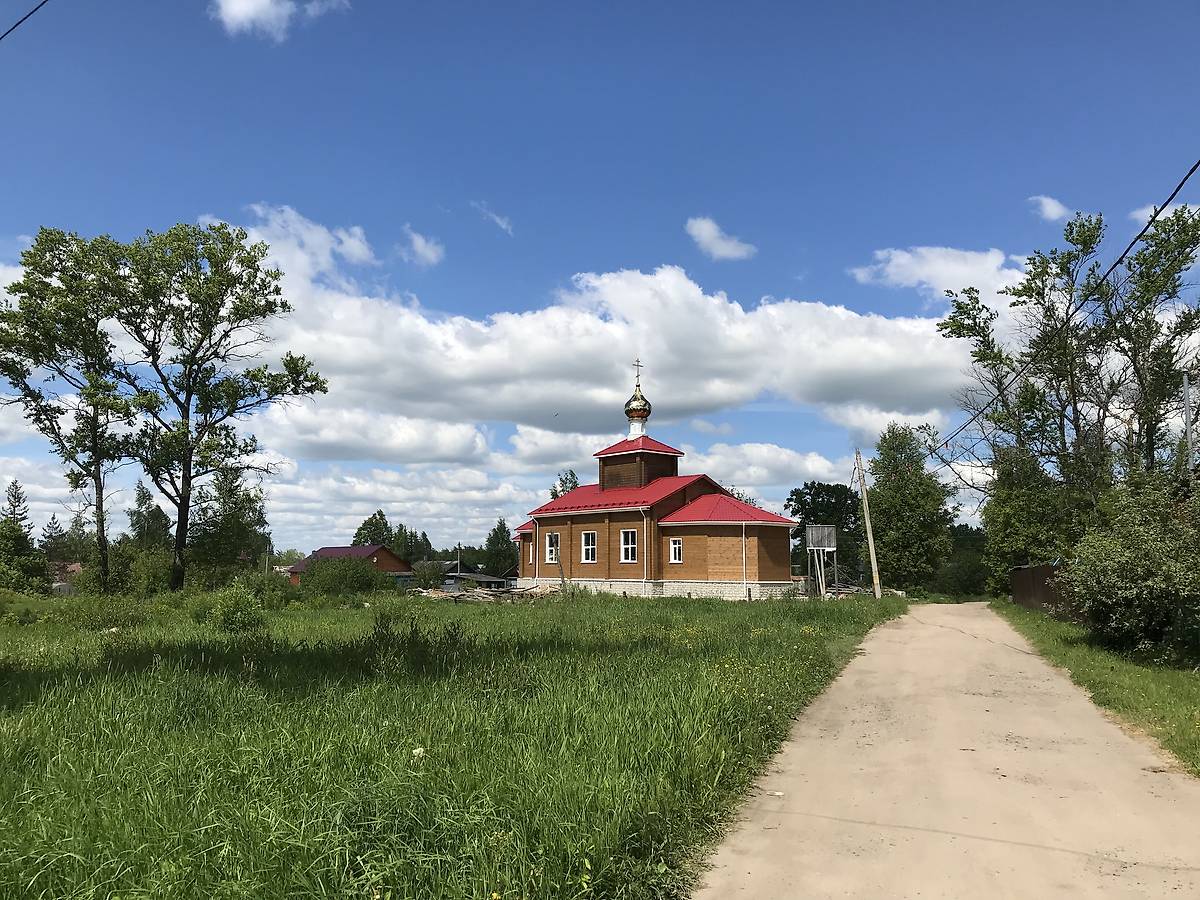 общий вид в ландшафте. Церковь Царственных страстотерпцев (новая), Сонково (Сонковский район, Тверская область)