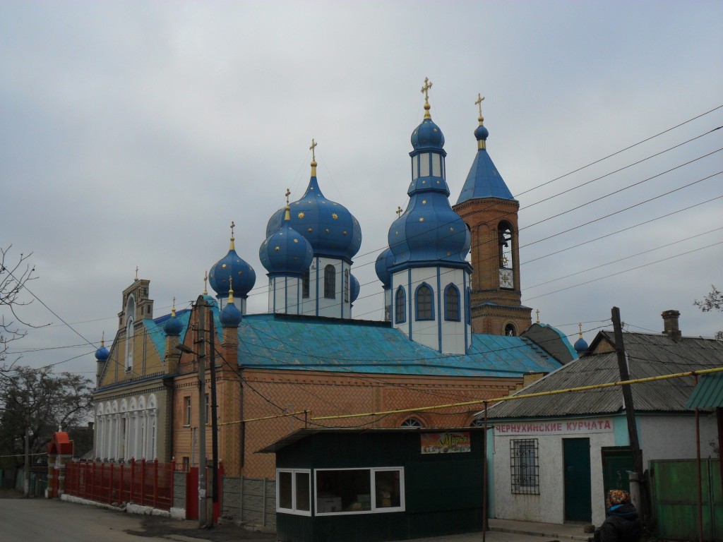 Красный Луч. Церковь Рождества Пресвятой Богородицы. фасады, Храм Рождества Пресвятой Богородицы с  примыкающим к нему приделом святого мученика Леонида Египетского