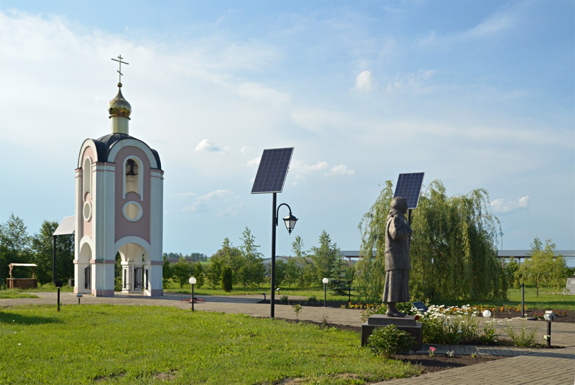 Неизвестная часовня, Озерки (Тербунский район, Липецкая область). художественные фотографии, Тербунский плацдарм. Часовня и памятник Матери, проводившей сыновей на фронт
